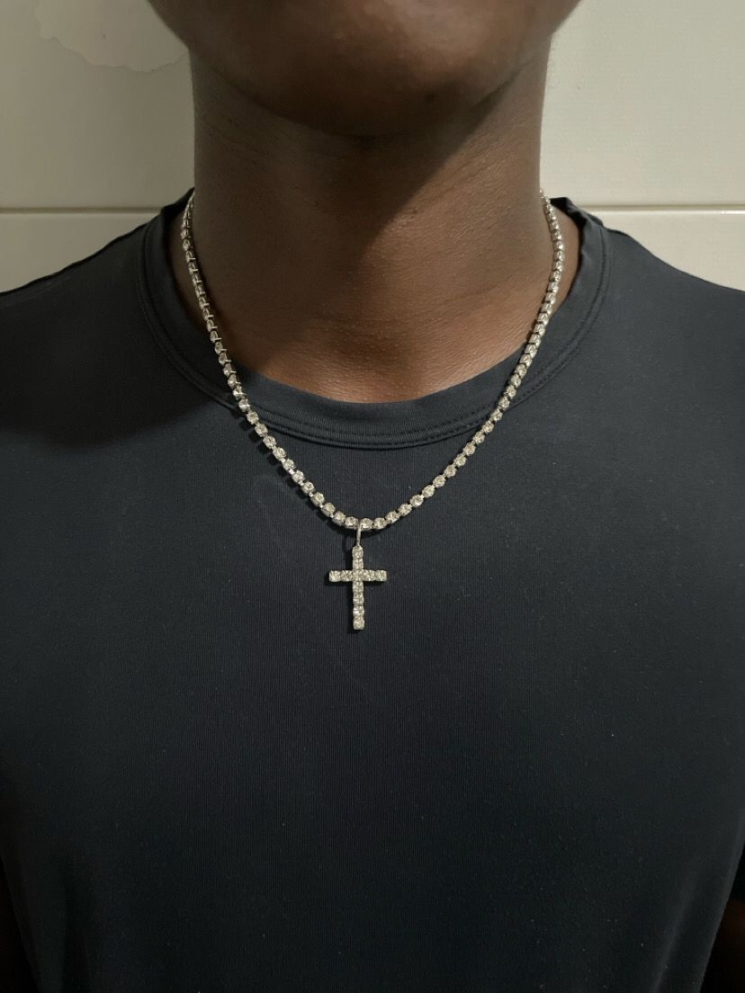 Detalhe do colar cravejado com cruz